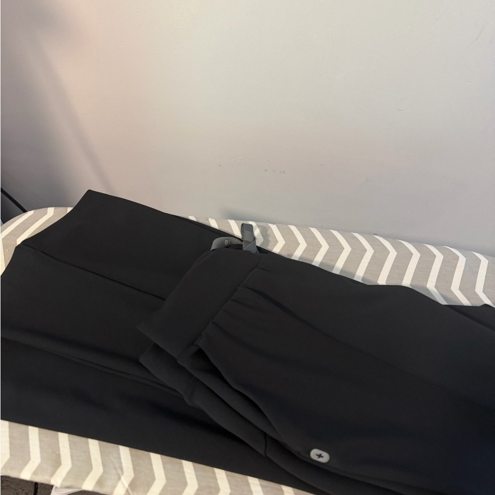 FIGS M Black Evanston High-Waisted Flare Scrub Pan - Picture 2 of 3